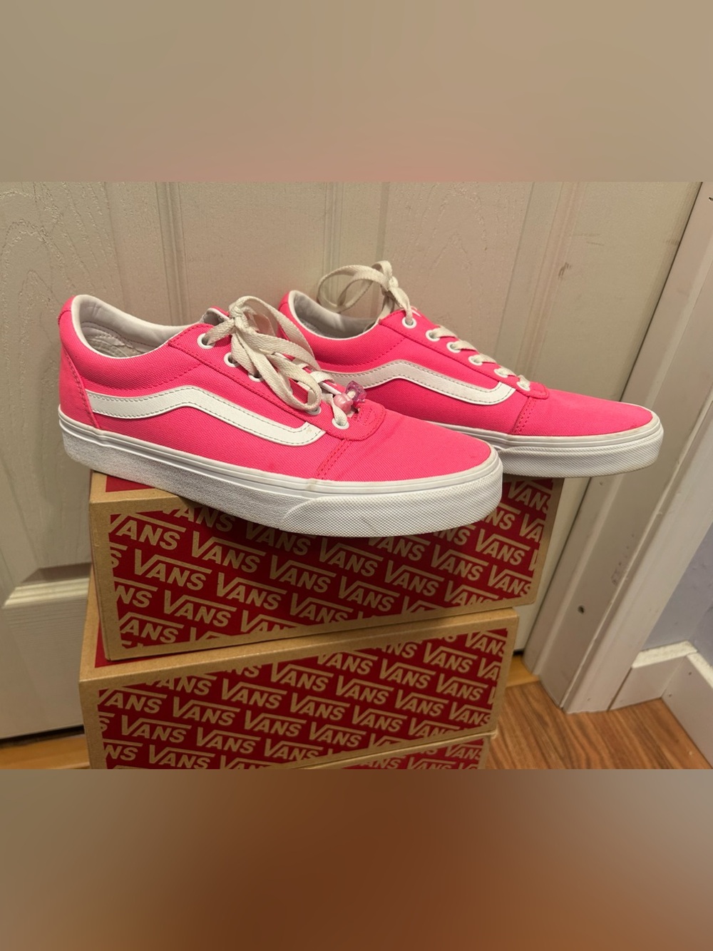 Vans Old Skool Women’s Size 9.5 Lace Up Sneaker Neon Hot Pink/White With Box